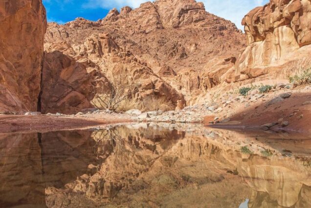 A secluded beach in Taba with calm waters and a backdrop of rugged mountains